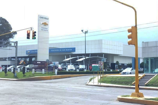 Sujetos roban 3 vehículos en exhibición de una agencia Chevrolet