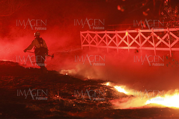 Evacuan a 40,000 personas en California por incendios forestales