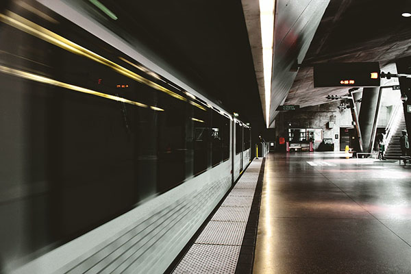 ¡Cayó a las vías del metro por mirar su celular!
