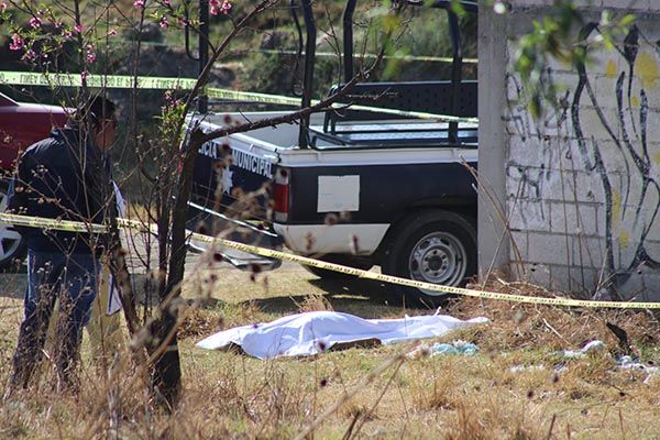 Hallan cadáver putrefacto en lote baldío
