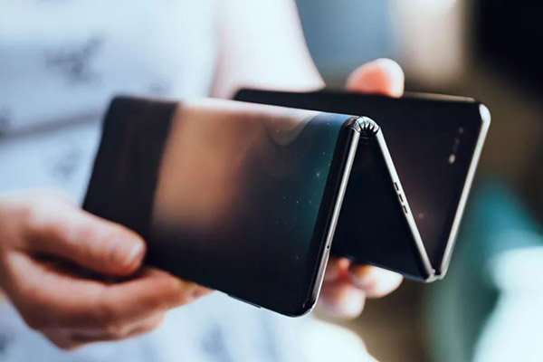 Olvídense de Samsung y Huawei: presentan un smartphone que se dobla en tres partes