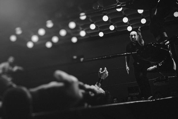 Un aturdido luchador de MMA intenta noquear al referee