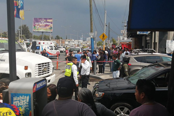 Le disparan en riña afuera de unos baños públicos