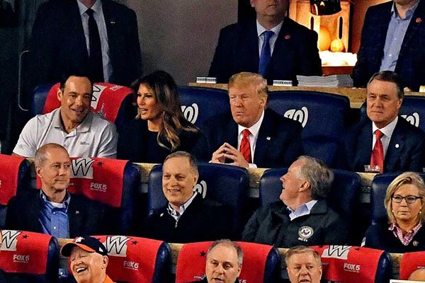 Aficionados abuchean a Trump en juego de la Serie Mundial