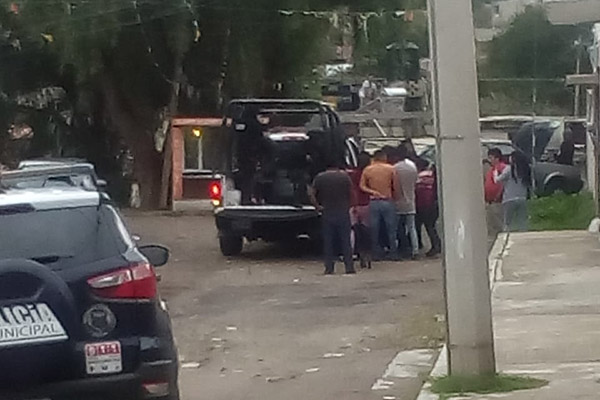 Sujetos reciben a policías a balazos; hay dos detenidos
