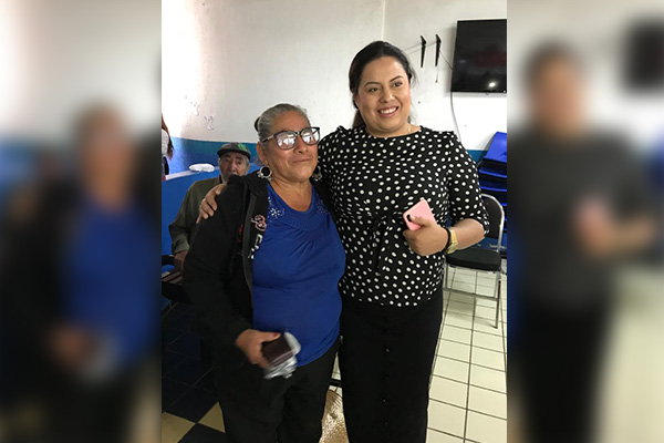 Zury de la Rosa entregó lentes a abuelitos de Amozoc