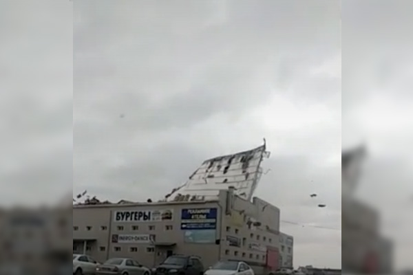 Techo volador: ráfagas de viento arrancan la azotea de un centro comercial
