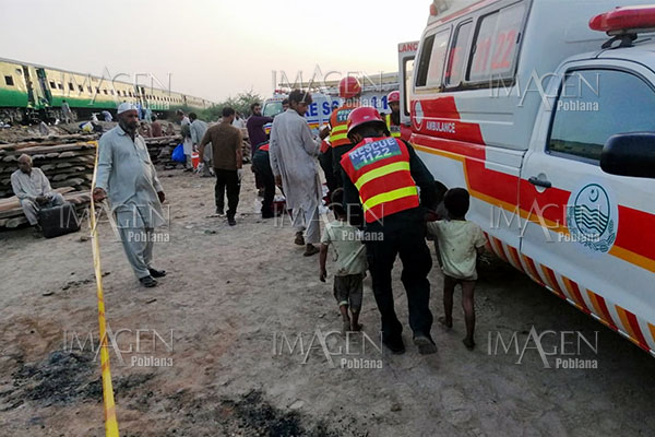Al menos 65 muertos en incendio en un tren en Pakistán