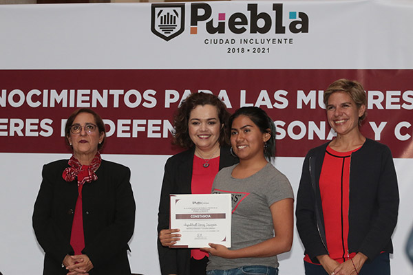 Entrega Ayuntamiento reconocimientos a mujeres por aprender defensa personal