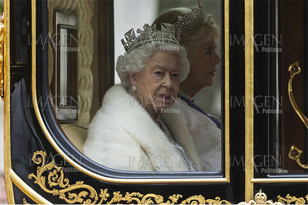Isabel II del Reino Unido rechaza llevar abrigos de pieles naturales