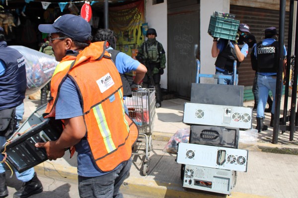 Operativo en La Cuchilla; comerciantes responden a pedradas