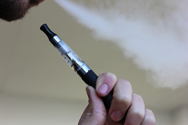 Falso que cigarro electrónico dañe la salud Pro-Vapeo, dicen