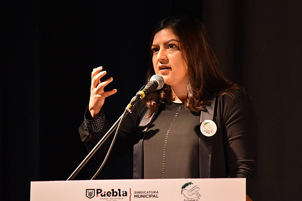 Mano dura contra ambulantes del CH, sentencia Claudia Rivera