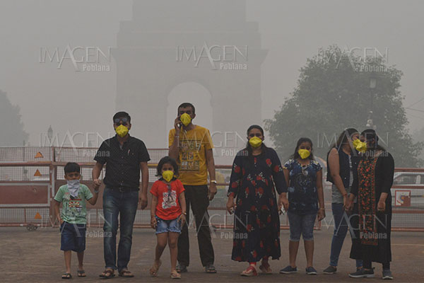 La contaminación atmosférica en la India obliga a los dioses a usar mascarillas
