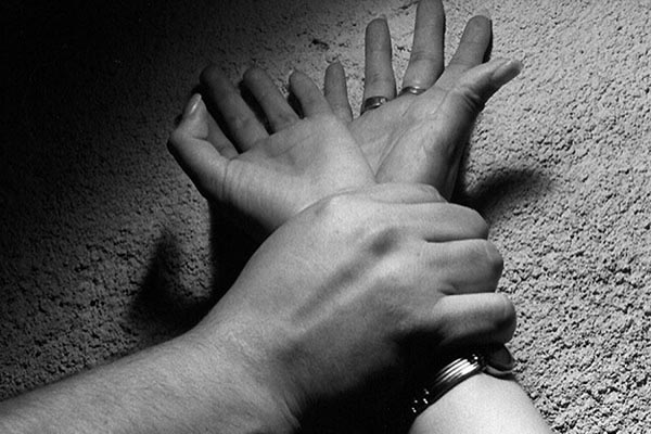 Dos profesores violaron a discapacitada de 15 años en el salón de música