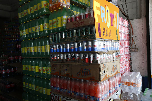 Subir impuesto a refrescos evitaría 283,000 casos de obesidad infantil, dicen