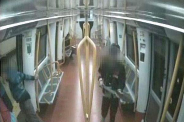 Agente vestido de civil detiene una pelea con machetes en el metro