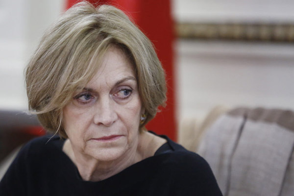 Una alcaldesa huye corriendo para no contestar una pregunta