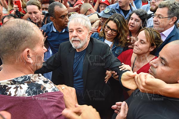 Expresidente brasileño Lula sale de prisión ovacionado por sus seguidores