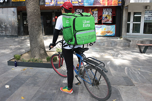 Repartidores de comida no la pasan bien; aseguran que pedidos “han bajado” 30%