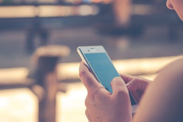Luz azul de dispositivos móviles aceleraría el envejecimiento: estudio