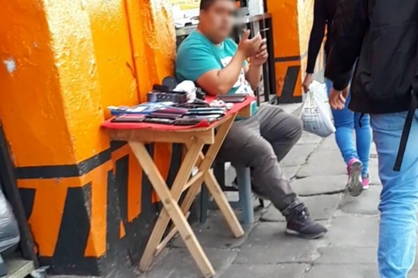 A escondidas, sigue la venta de celulares y otros dispositivos en “la 8”