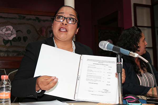 Tesorera de Primaria del CENHCH acusa a directora de malos manejos y amenazas
