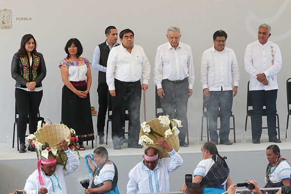 AMLO y Barbosa prometen apoyos a poblaciones indígenas