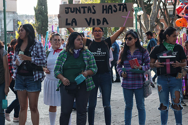 Con cacerolas, feministas protestan por la violencia contra las mujeres