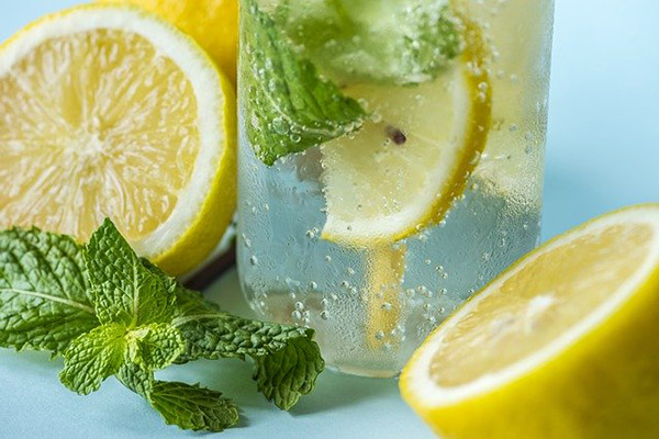 Los mitos de beber agua con limón por las mañanas y sus beneficios reales