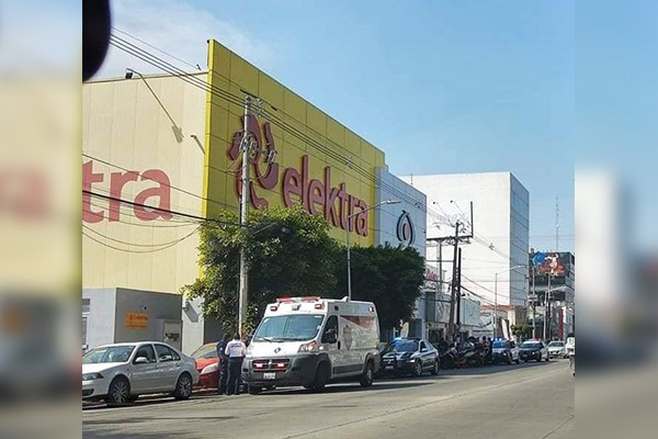 Hieren a cobrador de Elektra tras discusión con cliente