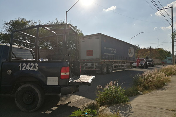 Detienen a policías de Tehuacán con remolque robado