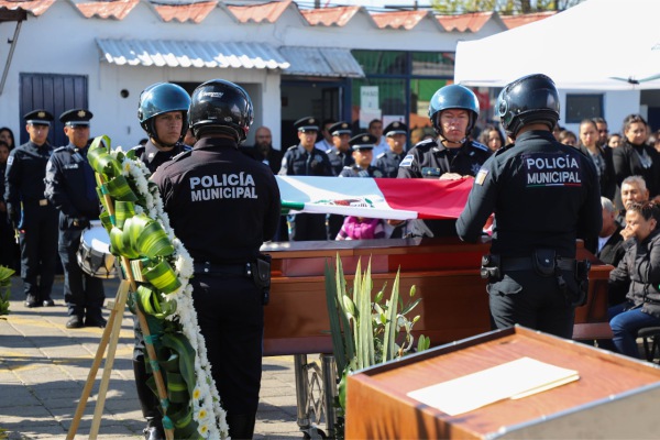Rinden homenaje póstumo a policía caído en cumplimiento del deber