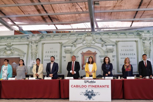 Autoridades municipales guardan minuto de silencio en memoria de policía abatido