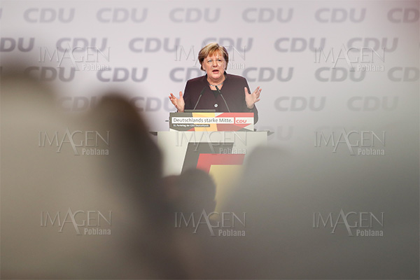 Angela Merkel se cae durante un acto público en Berlín