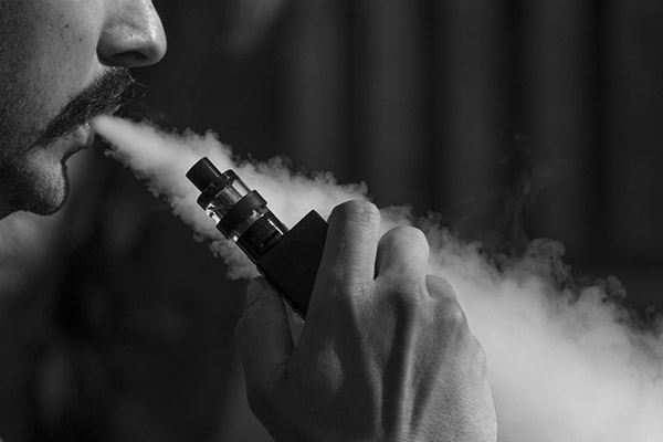 Uso de cigarros electrónicos es por “moda”, coinciden jóvenes vapeadores