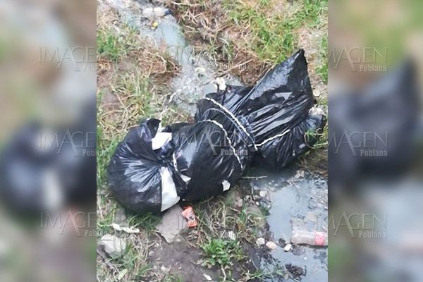 Hallan cuerpo embolsado junto a canal de aguas negras