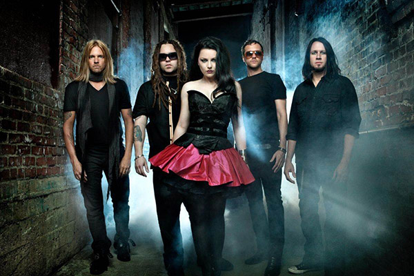 Fans destruyen el escenario tras la cancelación del show de Evanescence en México
