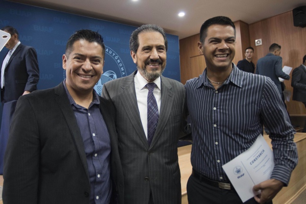 Rector Alfonso Esparza reconoce talento de la comunidad universitaria