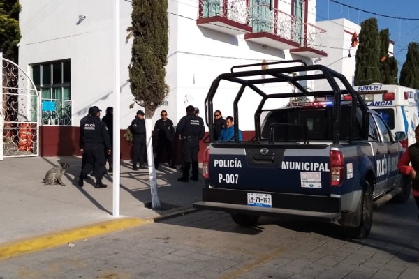 Policías de Amozoc hacen paro por supuesto atraso en pagos
