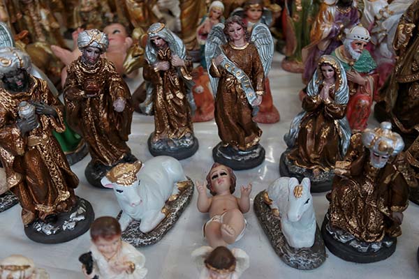 Familias ya no buscan nacimientos, prefieren árboles de navidad: comerciante