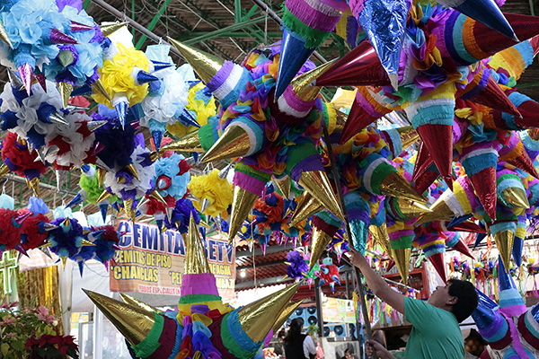 Piñata, elemento fundamental en las posadas que varía en precio y estilo