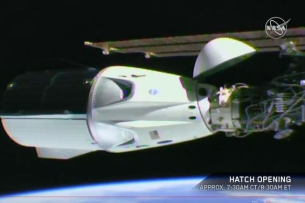 La nave de carga estadounidense Dragon llega a la EEI