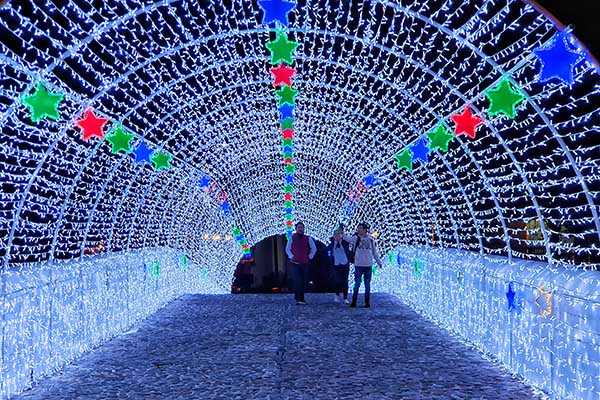 Con 5,200 ornamentos, se ilumina Puebla en temporada navideña