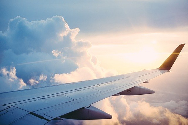 Pasajero de avión graba una fuga de combustible en pleno vuelo