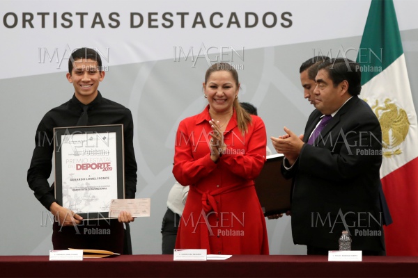 Gobierno reconoce a deportistas poblanos