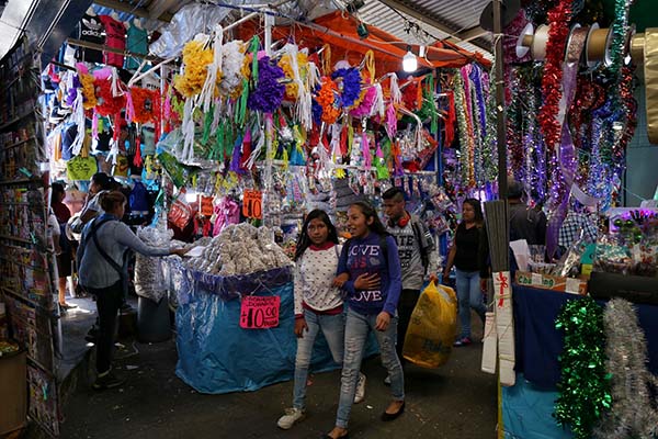 Piñatas, luces de bengala y aguinaldos: elementos de las posadas que se han perdido