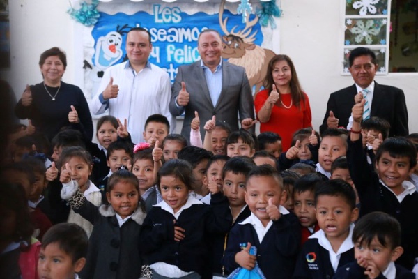 Guillermo Velázquez entrega mobiliario renovado para escolares de Atlixco
