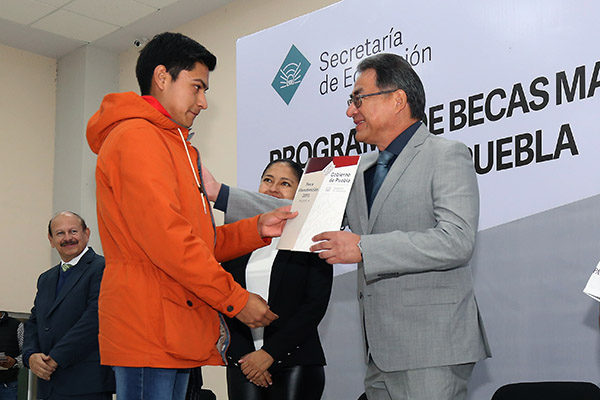 Secretaría de Educación entrega becas contra la deserción escolar