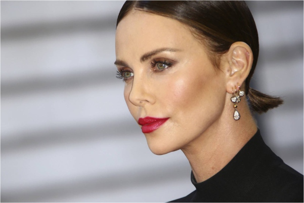 Charlize Theron se sincera sobre cómo su madre mató a su padre